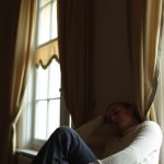 Persona che riflette dopo una delusione d'amore